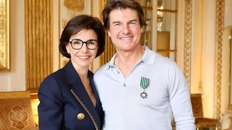 &quot;Ιππότης Κρουζ&quot;: Η Γαλλίδα υπουργός Πολιτισμού του επέδωσε το παράσημο των Γραμμάτων και των Τεχνών - Η προσφορά στη Γαλλία