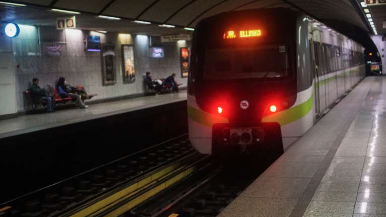 Βίντεο ντοκουμέντο: Πώς δρούσε το δίκτυο των &quot;πορτοφολάδων&quot; που είχε ρημάξει επιβάτες και τουρίστες στα ΜΜΜ