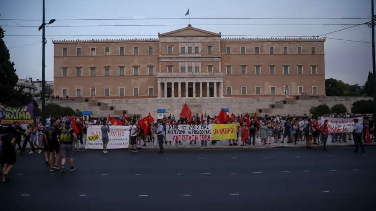 Σύνταγμα: Συγκέντρωση διαμαρτυρίας για τις φωτιές - Οι πρώτες εικόνες