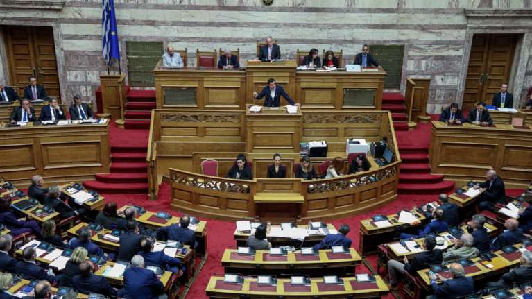 Βουλή: Ψηφίστηκε το νομοσχέδιο του ΥΠΟΙΚ για τις ΔΕΚΟ και την κατάργηση της εισφοράς αλληλεγγύης