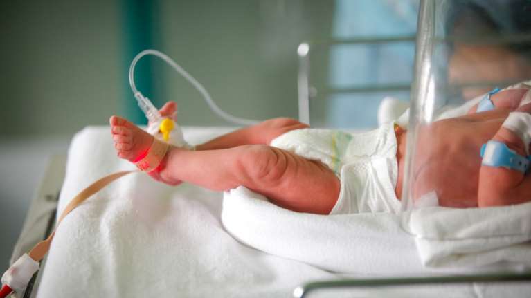 Μητέρα κατηγορεί μαιευτήρα ότι συνέθλιψε το κρανίο του μωρού της - Καταδικάστηκε σε φυλάκιση 20 μηνών ο γιατρός [βίντεο]