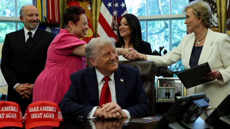 Ο Τραμπ αυξάνει με εκτελεστικό διάταγμα στο 50% τους δασμούς σε χάλυβα και αλουμίνιο