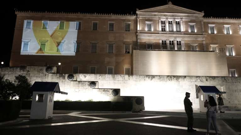 Βουλή: Φωταγωγήθηκε με την &quot;Χρυσή Κορδέλα&quot; - Για τη μάχη κατά του παιδικού καρκίνου [εικόνες]