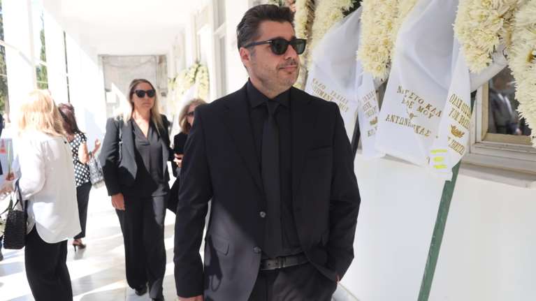 Συγκινημένος ο Λάμπρος Κωνσταντάρας στην κηδεία του πατέρα του: &quot;Μακάρι να επέστρεφε για λίγο, να έβλεπε όλα αυτά&quot;