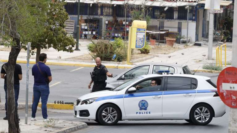 Κερατσίνι: Χειροβομβίδες και όπλο εντοπίστηκαν στο σημείο της καταδίωξης - Ξέχασε την ταυτότητα ο οδηγός της μηχανής