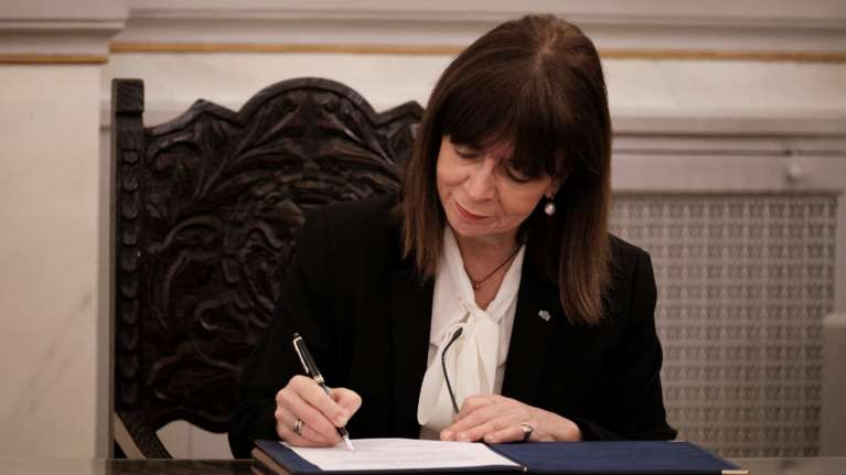 Κορονοϊός: Το μήνυμα αλληλεγγύης της Σακελλαροπούλου στον Μακρόν για τη Γαλλία