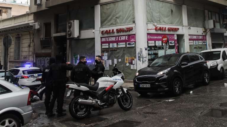 Κυψέλη: Εξοργιστικό βίντεο - Οδηγός τζιπ που μπήκε στον δρόμο ανάποδα χαστούκισε γυναίκα που του ζήτησε να κάνει όπισθεν