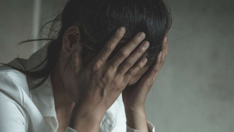 Πάτρα: "Με χτύπαγε και μένα για 20 χρόνια" - Σοκάρει η μητέρα του 15χρονου που ξυλοκοπήθηκε από τον πατέρα και τον θείο του [βίντεο]