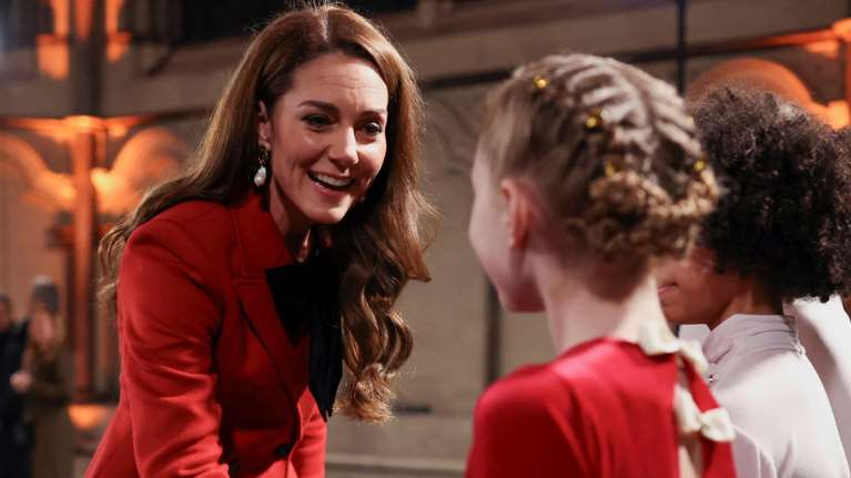 Εκθαμβωτική στα κόκκινα η Κέιτ Μίντλετον- Χαμογελαστή σε χριστουγεννιάτικη συναυλία στο Αβαείο του Γουέστμινστερ [εικόνες]