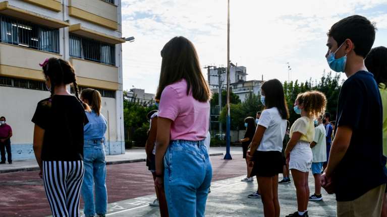 Σχολεία: Συνεδριάζει σήμερα η επιτροπή για τα μέτρα - Τι θα ισχύει με μάσκες και self test