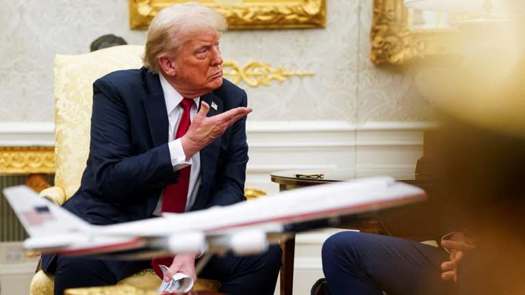 Ο Τραμπ απειλεί πάλι την ΕΕ: Θα βρεθεί αντιμέτωπη με δασμούς 35% αν δεν τηρήσει την συμφωνία για επενδύσεις 600 δισ.