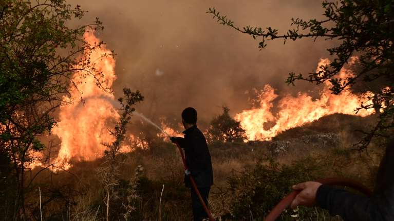 Φωτιά στο Ξυλόκαστρο: Τρίτη μέρα καίνε ανεξέλεγκτα οι φλόγες - Εκκενώθηκαν τα Σοφιανά – Ανοιχτή η εθνική οδός