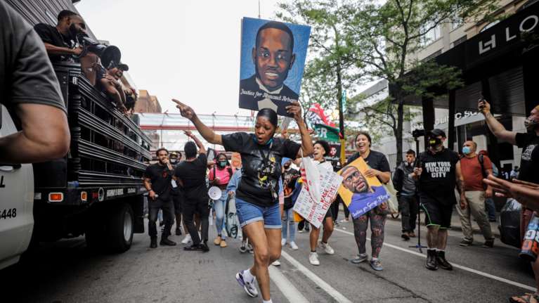 Μινεάπολις: Διαδήλωση στη μνήμη του Τζορτζ Φλόιντ ένα χρόνο μετά το θάνατό του [εικόνες]