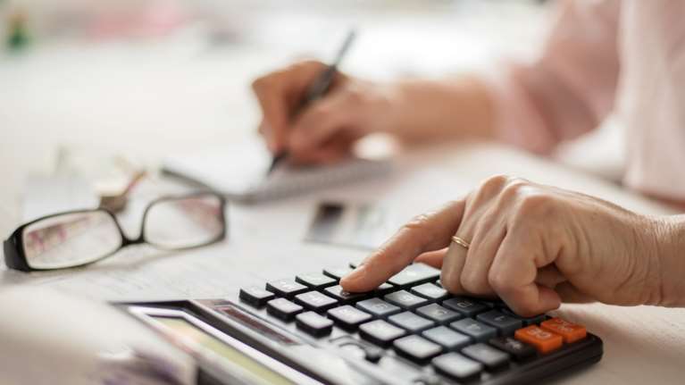 Μηνιαίες δηλώσεις ΦΠΑ: Ποιες επιχειρήσεις και ελεύθερους επαγγελματίες αφορά το μέτρο από 1η Οκτωβρίου