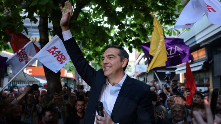 Νέο άνοιγμα Τσίπρα στο ΠΑΣΟΚ: Απλώνω το χέρι στις προοδευτικές δυνάμεις - Ο Ανδρέας είχε αντίπαλο μόνο τη Δεξιά