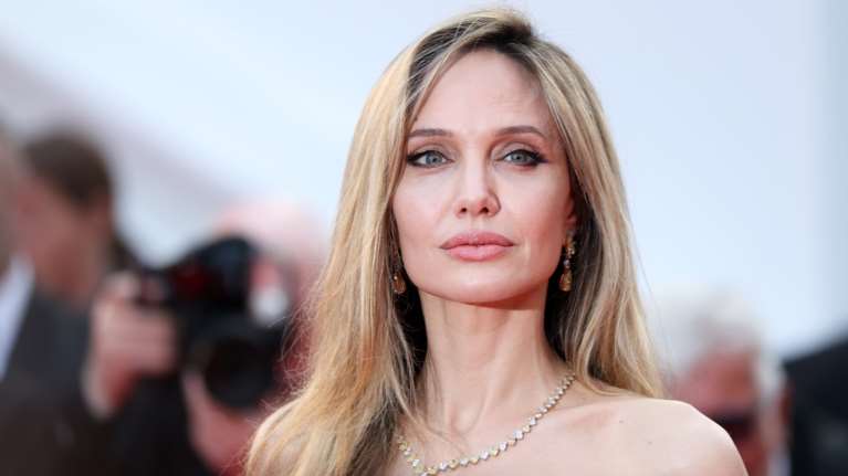 Αντζελίνα Τζολί: Η θεαματική αλλαγή στα μαλλιά της - Πρώτη φορά υιοθετεί τέτοιο λουκ