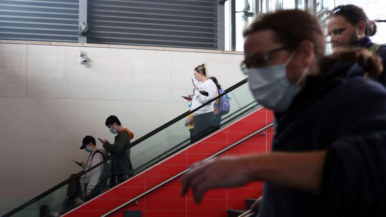 ΗΠΑ: Ο Τραμπ σκέφτεται να απαγορεύσει την είσοδο σε Αμερικανούς που έχουν κορoνοϊό