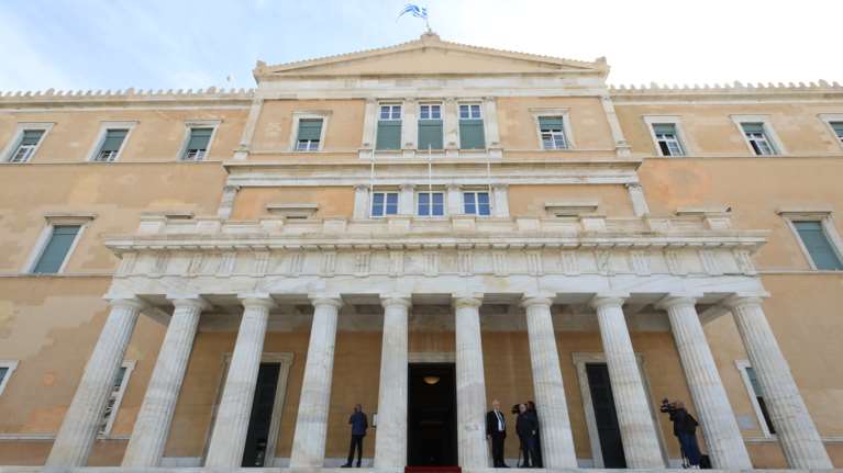 Κατατέθηκε στην Βουλή η τροπολογία για την αναστολή ασύλου για τους μετανάστες από τη Βόρεια Αφρική