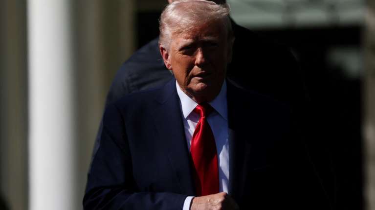 ΗΠΑ: Ο Τραμπ δηλώνει πως θα αυξήσει τους δασμούς στον εισαγόμενο χάλυβα στο 50%