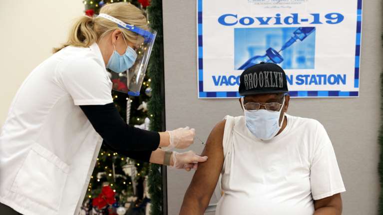 Κορονοϊός: Σχεδόν 50 χώρες έχουν ξεκινήσει την εκστρατεία εμβολιασμού