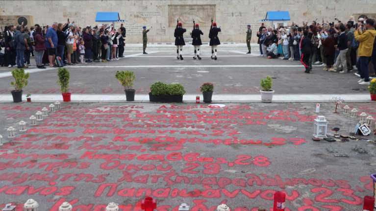 Φουντώνει η κόντρα για τον Άγνωστο Στρατιώτη: O Δούκας αναίρεσε τον εαυτό του, λέει η κυβέρνηση- Εξι ανακοινώσεις σε έξι ώρες