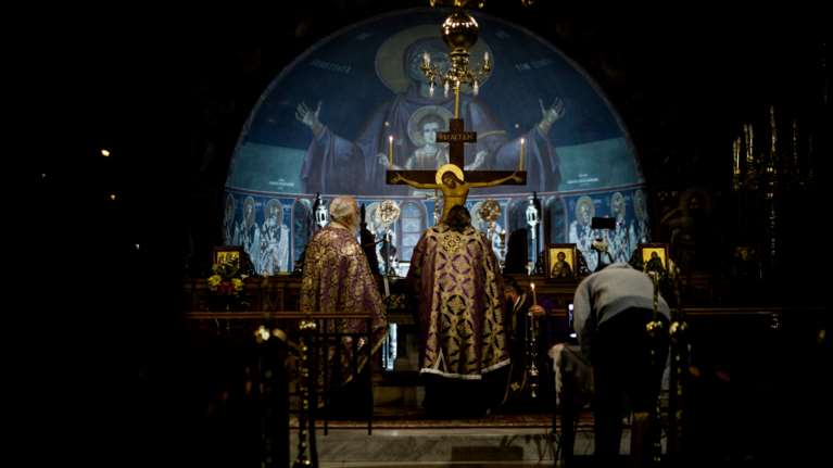 Κλειστά σήμερα τα νεκροταφεία - Από ποια κανάλια θα παρακολουθήσουμε τις Ιερές Ακολουθίες