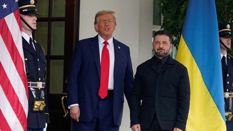 Κομπλιμέντα σε Ζελένσκι για το μαύρο κοστούμι στη συνάντηση με Τραμπ -  "Είστε πολύ κομψός" είπε ο δημοσιογράφος που του είχε "επιτεθεί"