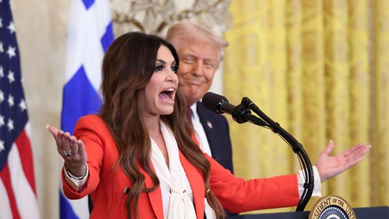 Κίμπερλι Γκίλφοϊλ: &quot;Νιώθω τιμή από την υποστήριξη των Ελλήνων&quot; - Τι δήλωσαν Μητσοτάκης, Γεωργιάδης και Ιερώνυμος στο Breitbart