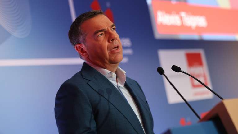 Τσίπρας για Μητσοτάκη και Αγνωστο Στρατιώτη: Παίζει τα γνωστά παιγνίδια με την άκρα Δεξιά και την πατριδοκαπηλία