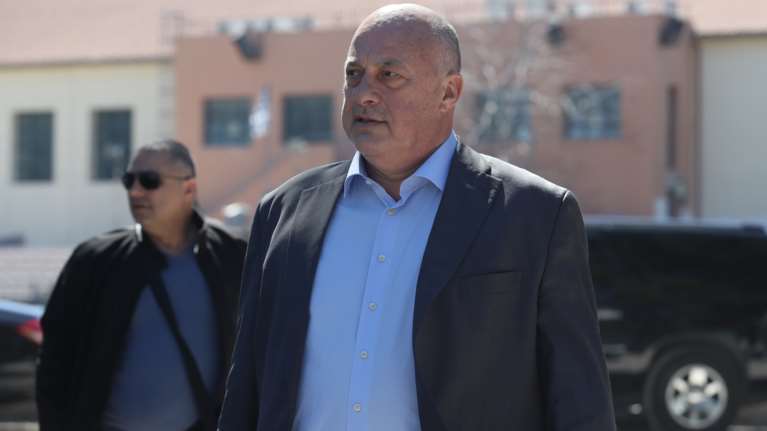 &quot;Κοπρίτες, για το ψυχιατρείο&quot;: Ο Μπέος έβαλε ζωντανά ζώα σε φάτνη και τώρα... βρίζει όσους αντιδρούν