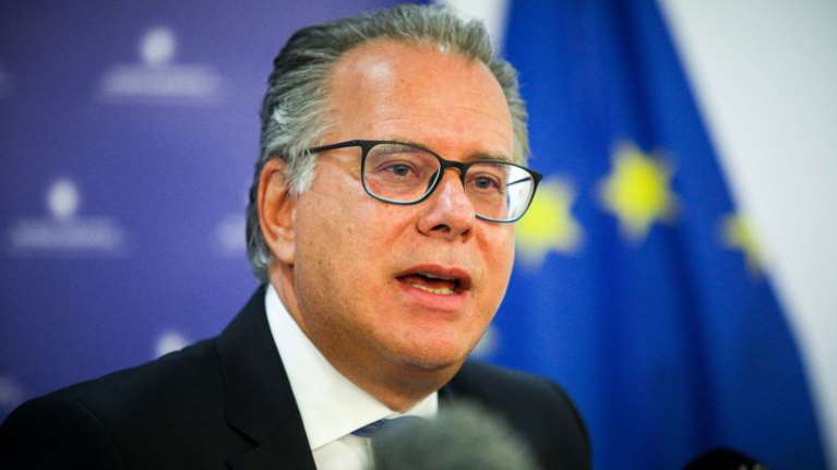 Και ο Κουμουτσάκος αδειάζει τον Καραμανλή: Αν ήμουν στην θέση του, δεν θα κατέβαινα ως υποψήφιος