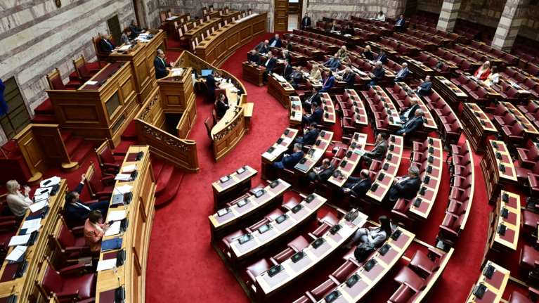 Η κυβέρνηση κατηγορεί ΣΥΡΙΖΑ και ΠΑΣΟΚ ότι δεν ψήφισαν έξτρα πόρους από το Ταμείο Ανάκαμψης- Τα δίνετε σε ημετέρους απαντούν