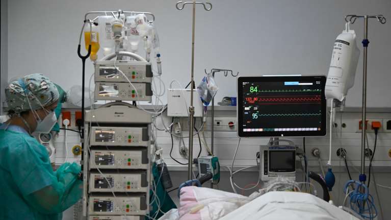 Κορονοϊός: Καταργούνται οι ΜΕΘ COVID - Μαζί με τους υπόλοιπους ασθενείς όσοι νοσούν με κορονοϊό