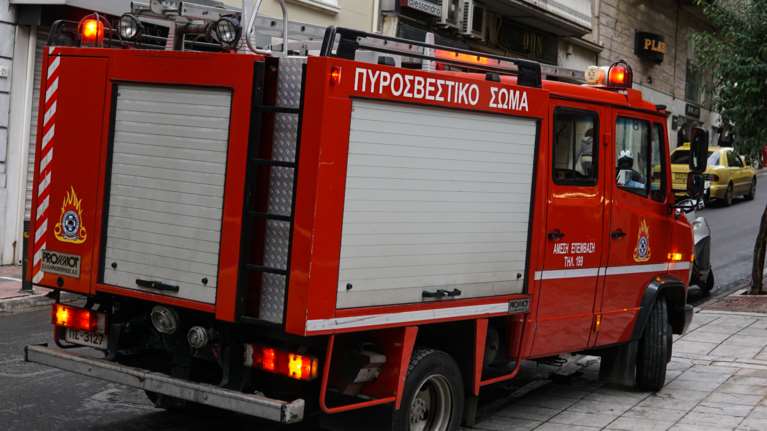 Φωτιά σε αποθήκη στο Περιστέρι - Στο νοσοκομείο ένας 60χρονος