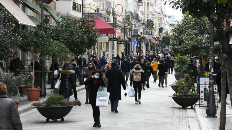 Καθηγητής ιολογίας Σουρβίνος: Προσοχή σε νέες εστίες διασποράς - Σε ποιες περιοχές νοσούν 30άρηδες