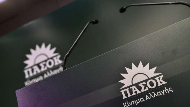 ΠΑΣΟΚ-ΚΙΝΑΛ: Σωσίβιο και άλλοθι του Μητσοτάκη ο ΣΥΡΙΖΑ - Ανεύθυνη στάση η αποχή από τη Βουλή