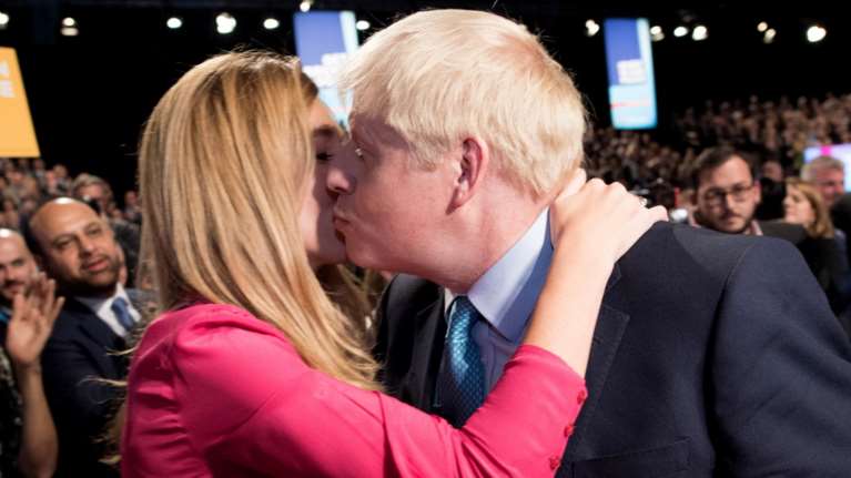 Μπόρις Τζόνσον: Δύο γάμοι, έξι παιδιά και πολλές κρυφές ερωμένες - Το πάθος του για τις γυναίκες του άδειασε το πορτοφόλι [βίντεο]