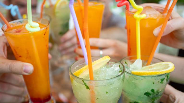 Φορο-σύγχυση: Με χαμηλότερο ΦΠΑ χυμοί και αναψυκτικά &quot;στο χέρι&quot; - Στο 24% αν τα καταναλώσετε στο κατάστημα