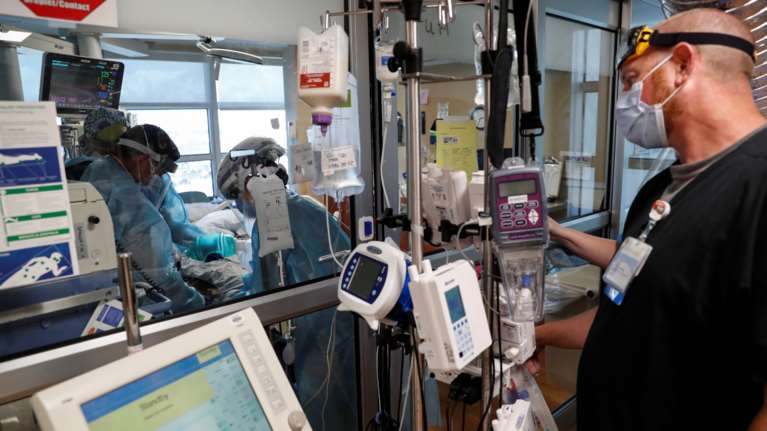 Νοσοκομεία: Μάχη τη νύχτα στις ΜΕΘ - Πώς θα γίνει η επιστράτευση των 150 ιδιωτών γιατρών