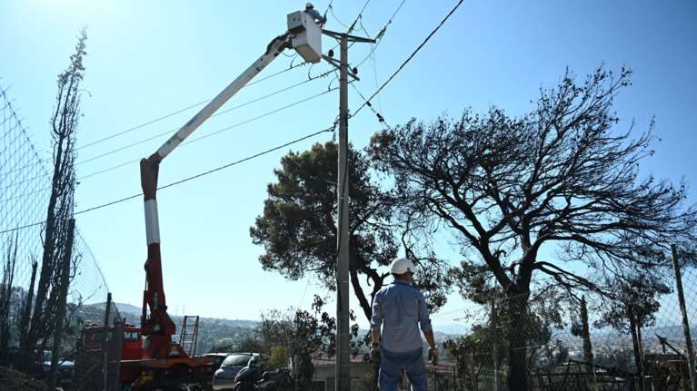 ΔΕΔΔΗΕ: Ποιες περιοχές της Αττικής παραμένουν χωρίς ρεύμα μετά τις πυρκαγιές - Πότε αναμένεται αποκατάσταση των ζημιών