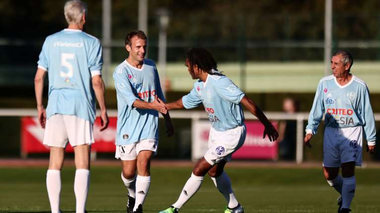 Γαλλία: Ποδόσφαιρο με Ντεσαγί, Βενγκέρ και Καρεμπέ έπαιξε ο Εμανουέλ Μακρόν [Βίντεο]