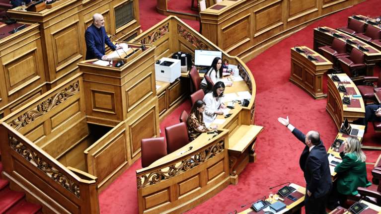 Νέα κόντρα στη Βουλή για το ναυάγιο στη Χίο: "Είστε με τους διακινητές ή με το δίκαιο;" - "Δεύτερη φύση η συγκάλυψη"