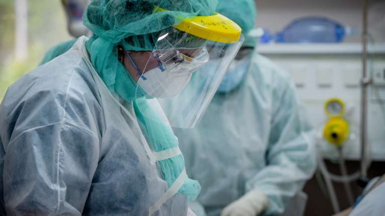 Κάρπαθος: Θετική στον κορονοϊό και η σύζυγος του 74χρονου Ελληνοαμερικανού