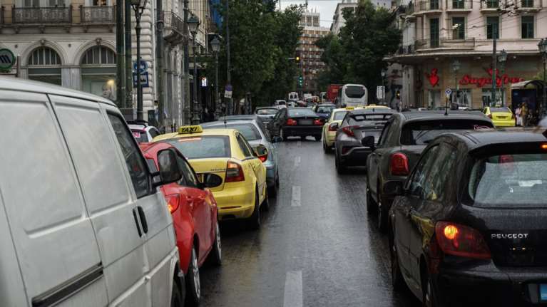 Στο" κόκκινο" η κίνηση στο κέντρο της Αθήνας - Ποιοι δρόμοι είναι μποτιλιαρισμένοι [χάρτης]