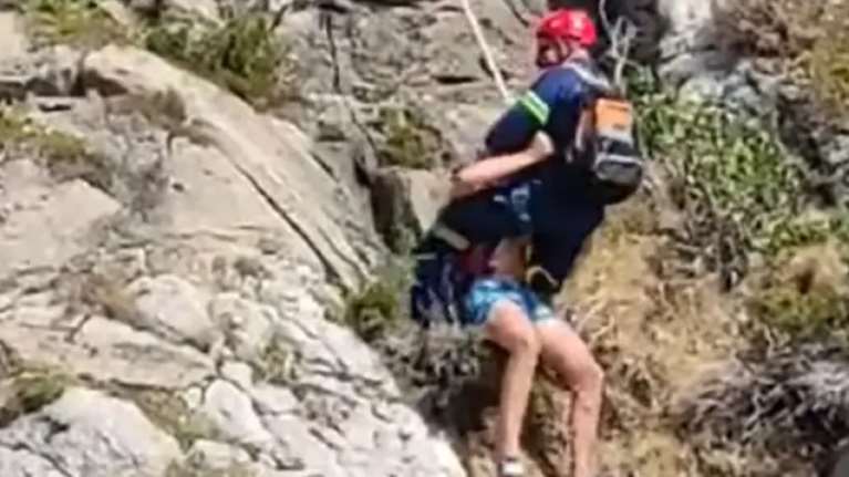 Κέρκυρα: Τρίωρη επιχείρηση διάσωσης για τουρίστα που είχε κρεμαστεί από βράχια [βίντεο]