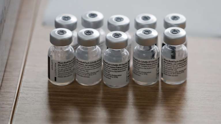 &quot;Χρυσές δουλειές&quot; για τη Pfizer: Κέρδη 26 δις δολάρια από τα εμβόλια για το 2021