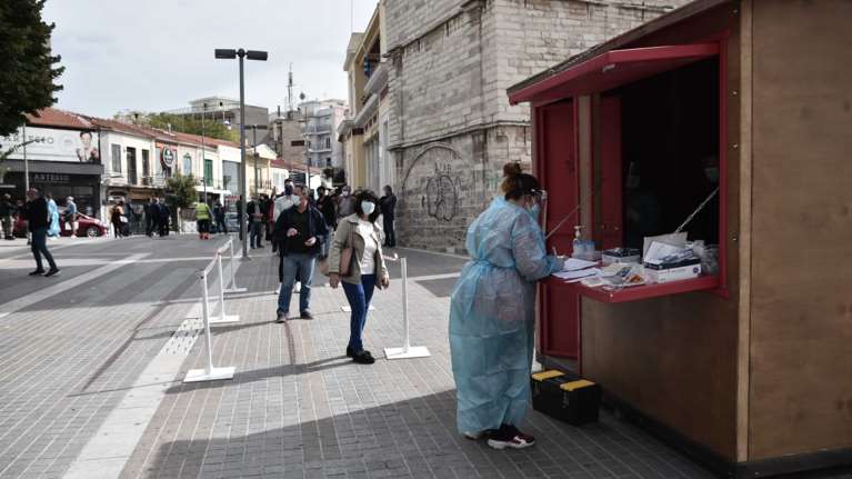 Κορονοϊός: Αυτές είναι οι &quot;κόκκινες&quot; περιοχές στη χώρα - Πού παρατείνονται τα πρόσθετα μέτρα