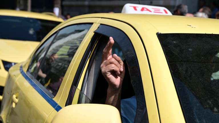 Ταξιτζής στη Σπάρτη έβλεπε πορνό και αυνανιζόταν ενώ περίμενε πελάτες - Συνελήφθη μετά από μήνυση