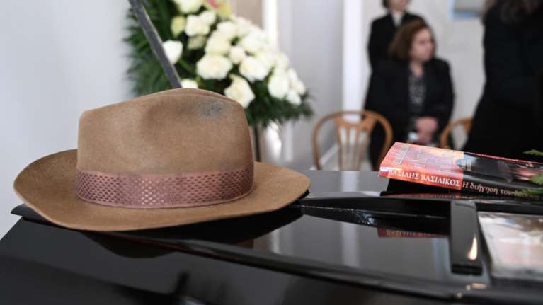 Βασίλης Βασιλικός: Με το αγαπημένο καπέλο του κηδεύτηκε ο σπουδαίος συγγραφέας [εικόνες]