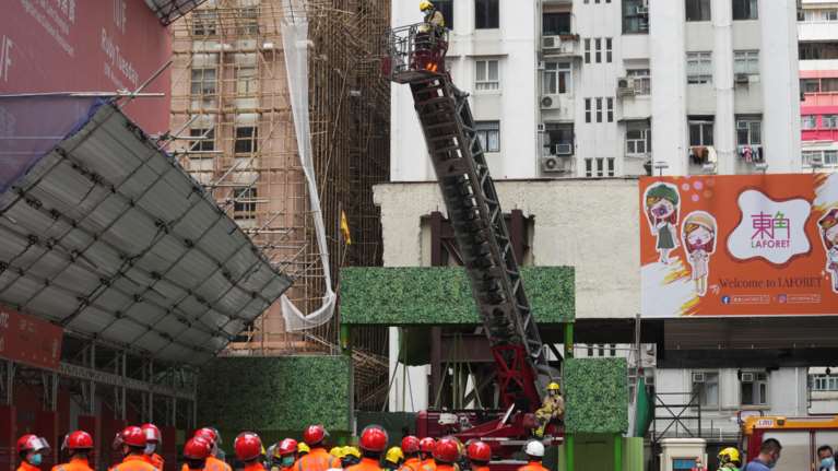 Οκτώ τραυματίες και 150 εγκλωβισμένοι σε μεγάλη πυρκαγιά στο Παγκόσμιο Κέντρο Εμπορίου του Χονγκ Κονγκ